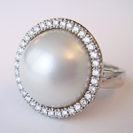 Witgouden ring met witte mabé-parel en diamant