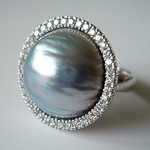 Witgouden ring met grijze mabé-parel en diamant